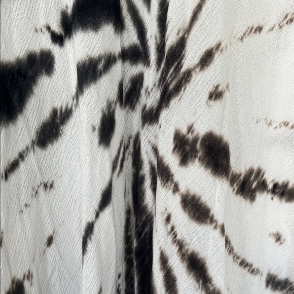 Shoreline Monochrome Swirl Tunic - Picture 3 of 5